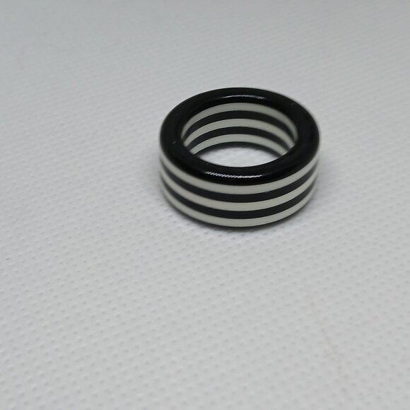 NWOT Size 5 1/5 Thick Black & White Striped Unisex Ring Acrylic Jewelry #15 - Picture 5 of 8